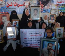 عدسة « فلسطين اليوم » تشارك أهالي الأسرى فى اعتصامهم أمام مقر الصليب بغزة