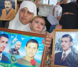 عدسة« فلسطين اليوم »ترصد بدء ذوو الأسرى والمؤسسات الوطنية إطلاق فعاليات إحياء يوم الأسير