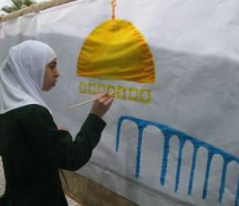 بالصور.. أطفال فلسطين يرسمون على الجدران