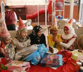 بالصور: نادي الصحفي الصغير يقيم عيد ميلاد لأطفال تضرروا من العدوان على غزة
