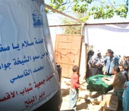 بالصور.. حملة توزيع خزانات مياه على المتضررين شرق دير البلح