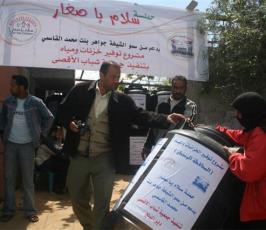 بالصور.. حملة توزيع خزانات مياه على المتضررين شرق دير البلح