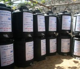 بالصور.. حملة توزيع خزانات مياه على المتضررين شرق دير البلح