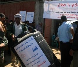 بالصور.. حملة توزيع خزانات مياه على المتضررين شرق دير البلح