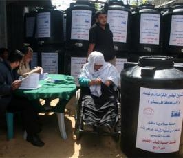 بالصور.. حملة توزيع خزانات مياه على المتضررين شرق دير البلح