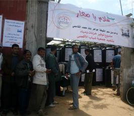 بالصور.. حملة توزيع خزانات مياه على المتضررين شرق دير البلح