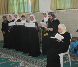 بالصور : اللجنة الدعوية تكرم مجموعة من الطالبات الحافظات لاجزاء من كتاب الله في مسجد البشير