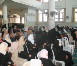 بالصور : اللجنة الدعوية تكرم مجموعة من الطالبات الحافظات لاجزاء من كتاب الله في مسجد البشير