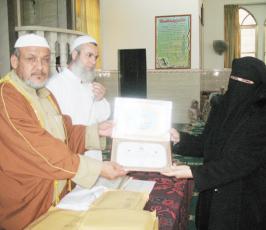 بالصور : اللجنة الدعوية تكرم مجموعة من الطالبات الحافظات لاجزاء من كتاب الله في مسجد البشير