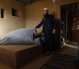 بالصور : الفلسطينيون يبنون بيوتا من الطين بسبب الحصار وإغلاق المعابر