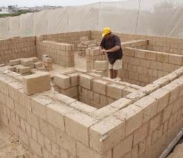 بالصور : الفلسطينيون يبنون بيوتا من الطين بسبب الحصار وإغلاق المعابر