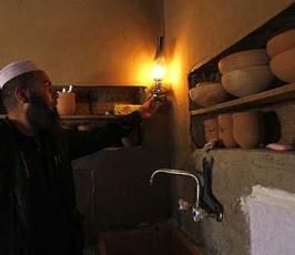 بالصور : الفلسطينيون يبنون بيوتا من الطين بسبب الحصار وإغلاق المعابر