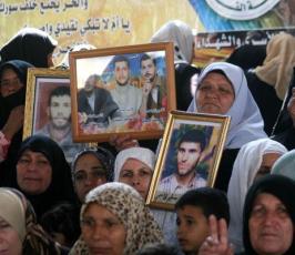 صور لأهالي الأسرى في اعتصامهم الاسبوعي امام مقر الصليب الأحمر بغزة