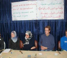 بالصور :: وفد من حركة التضامن الدولي بزيارة للتجمع الإعلامي الفلسطيني بخانيونس