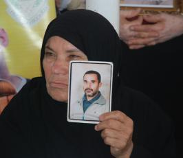 بالصور:الإعتصام الإسبوعي لذوي الاسرى أمام مقر الصليب الأحمر بغزة