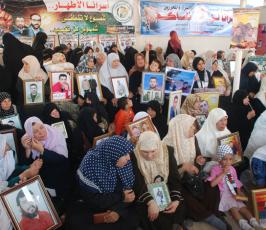 بالصور:الإعتصام الإسبوعي لذوي الاسرى أمام مقر الصليب الأحمر بغزة