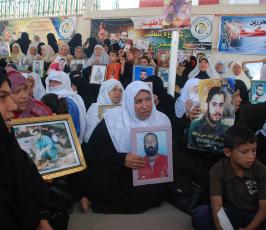 بالصور:الإعتصام الإسبوعي لذوي الاسرى أمام مقر الصليب الأحمر بغزة