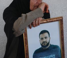 بالصور:الإعتصام الإسبوعي لذوي الاسرى أمام مقر الصليب الأحمر بغزة