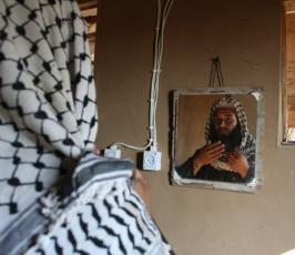 عدسة « فلسطين اليوم » تلتقط صوراً لعمال فلسطينيين يبنون منازل طينية في غزة