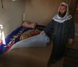 عدسة « فلسطين اليوم » تلتقط صوراً لعمال فلسطينيين يبنون منازل طينية في غزة