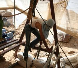 رغم الموت المتكرر.. عدسة فلسطين اليوم ترصد حركة الأنفاق على الحدود المصرية