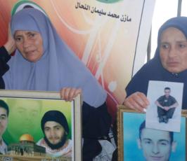 عدسة « فلسطين اليوم »تشارك أهالى الأسرى إعتصامهم الاسبوعى أمام مقر الصليب الأحمر بغزة