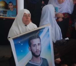 عدسة « فلسطين اليوم »تشارك أهالى الأسرى إعتصامهم الاسبوعى أمام مقر الصليب الأحمر بغزة
