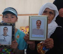 عدسة « فلسطين اليوم »تشارك أهالى الأسرى إعتصامهم الاسبوعى أمام مقر الصليب الأحمر بغزة