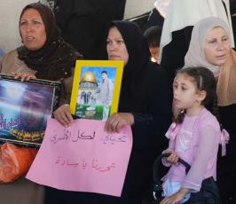 بالصور:الإعتصام الإسبوعى لأهالى الأسرى بمقر الصليب الاحمر بغزة