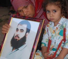 بالصور:الإعتصام الإسبوعى لأهالى الأسرى بمقر الصليب الاحمر بغزة