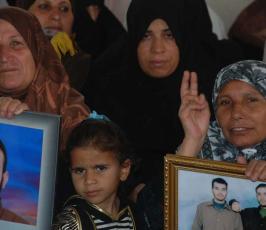 بالصور:الإعتصام الإسبوعى لأهالى الأسرى بمقر الصليب الاحمر بغزة