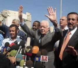 بالصور : كارتر يتجول في غزة ويلتقي عدداً من المسؤولين