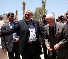 بالصور : كارتر يتجول في غزة ويلتقي عدداً من المسؤولين