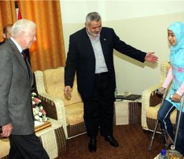 بالصور : كارتر يتجول في غزة ويلتقي عدداً من المسؤولين