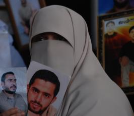 عدسة« فلسطين اليوم »ترافق أهالى الأسرى إعتصامهم الأسبوعى بمقر الصليب الأحمر بغزة