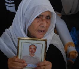 عدسة« فلسطين اليوم »ترافق أهالى الأسرى إعتصامهم الأسبوعى بمقر الصليب الأحمر بغزة