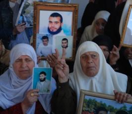 عدسة« فلسطين اليوم »ترافق أهالى الأسرى إعتصامهم الأسبوعى بمقر الصليب الأحمر بغزة