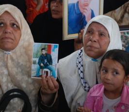 عدسة« فلسطين اليوم »ترافق أهالى الأسرى إعتصامهم الأسبوعى بمقر الصليب الأحمر بغزة