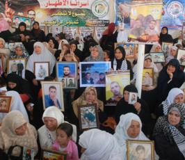 عدسة« فلسطين اليوم »ترافق أهالى الأسرى إعتصامهم الأسبوعى بمقر الصليب الأحمر بغزة
