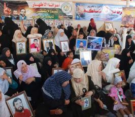 بالصور : الإعتصام الإسبوعى لأهالى وذوو الأسرى بمقر الصليب الأحمر بغزة