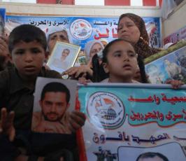بالصور : الإعتصام الإسبوعى لأهالى وذوو الأسرى بمقر الصليب الأحمر بغزة
