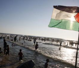 عدسة « فلسطين اليوم » تتجول بين المواطنين أثناء تنزههم على شاطئ البحر 