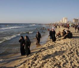 عدسة « فلسطين اليوم » تتجول بين المواطنين أثناء تنزههم على شاطئ البحر 