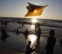 عدسة « فلسطين اليوم » تتجول بين المواطنين أثناء تنزههم على شاطئ البحر 