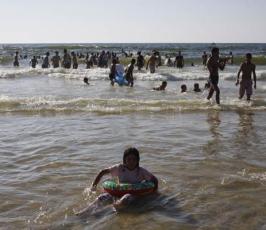عدسة « فلسطين اليوم » تتجول بين المواطنين أثناء تنزههم على شاطئ البحر 