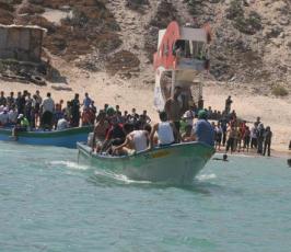 بالصور.. مسابقة رياضية في عرض البحر وسط القطاع