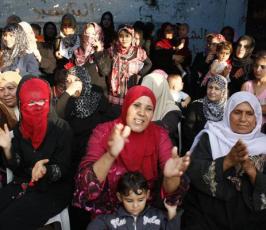 بالصور.. زفاف شقيقين في خيمة بعد تدمير منزلهما في الحرب الاخيرة في بيت حانون‏