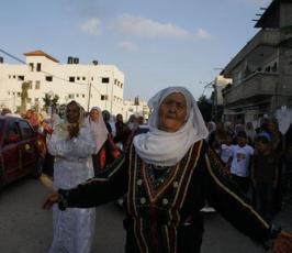 بالصور.. زفاف شقيقين في خيمة بعد تدمير منزلهما في الحرب الاخيرة في بيت حانون‏