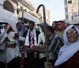 بالصور.. زفاف شقيقين في خيمة بعد تدمير منزلهما في الحرب الاخيرة في بيت حانون‏