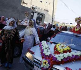 بالصور.. زفاف شقيقين في خيمة بعد تدمير منزلهما في الحرب الاخيرة في بيت حانون‏